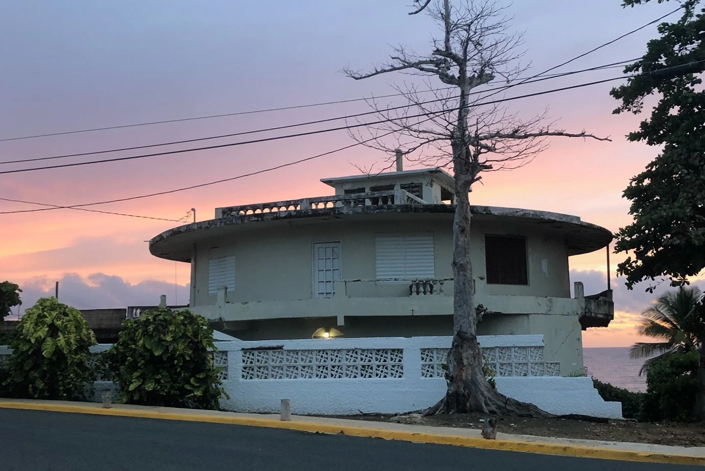 La icónica casa redonda que abre el tramo hacia Kikita Beach.