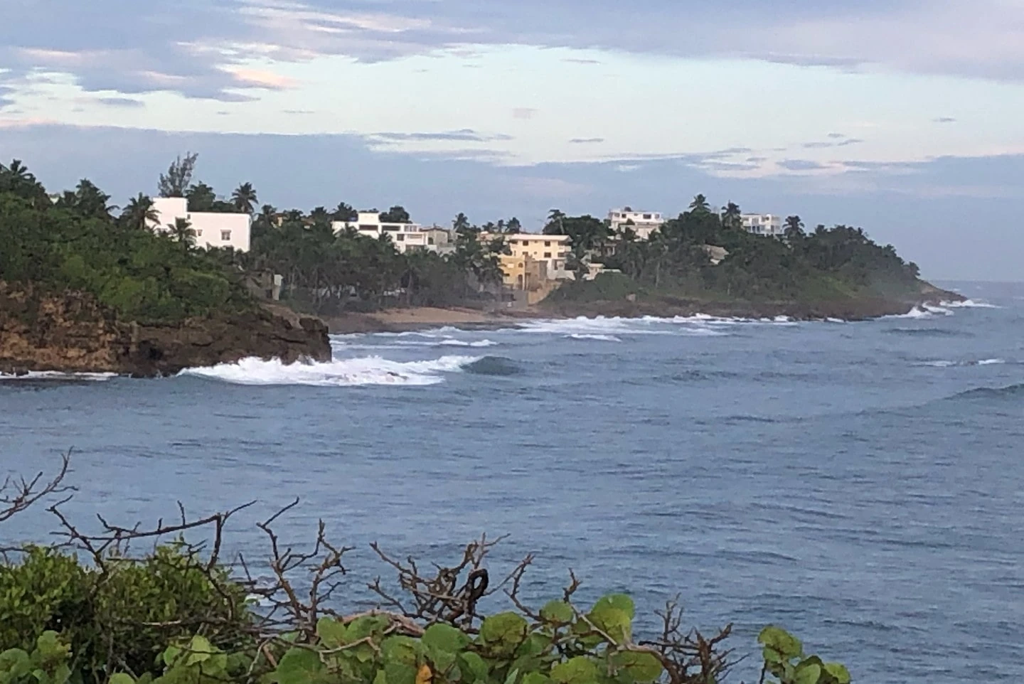 Mirando hacia Mameyal desde la entrada de la Bahia del Ojo del Buey.