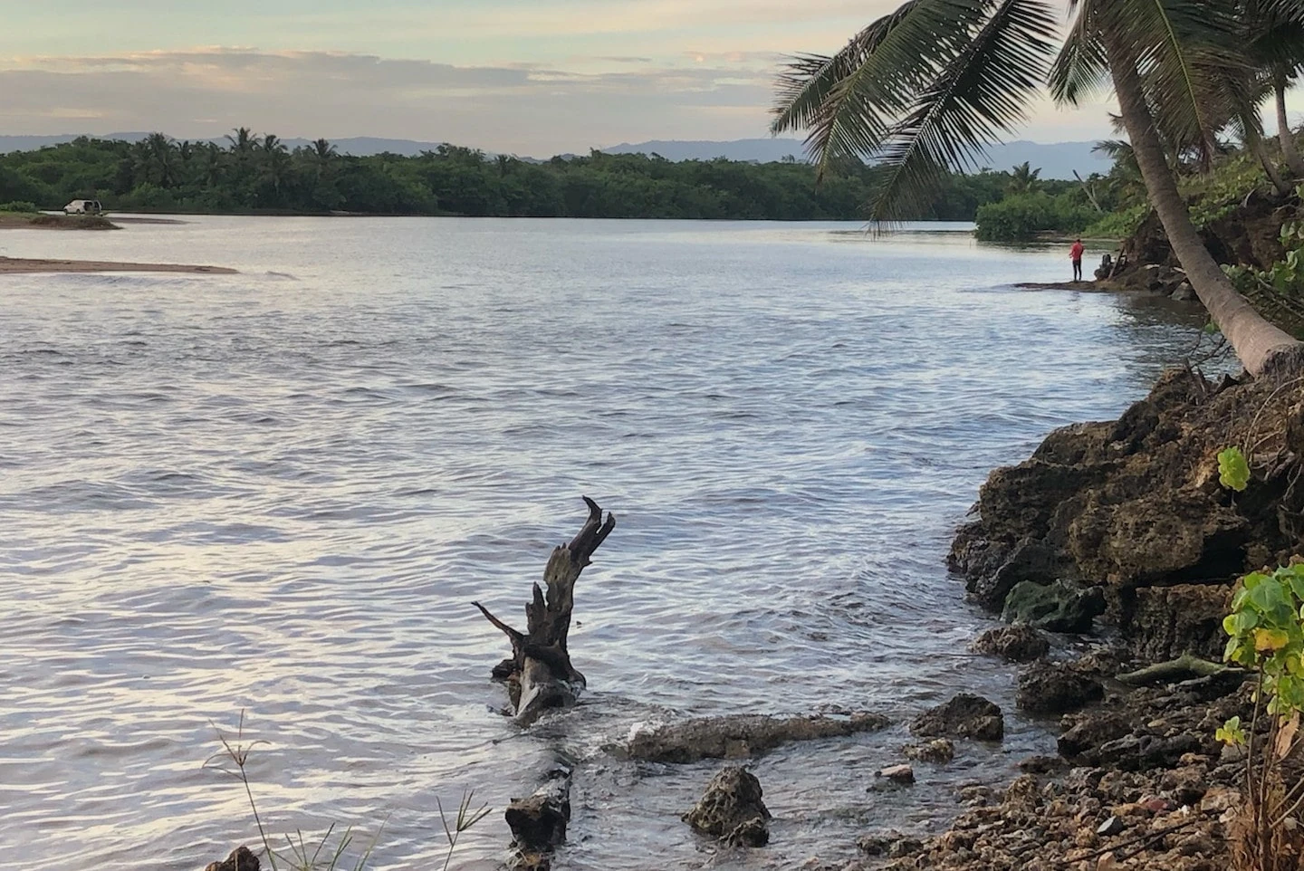 Pescando en la boca del Rio La Plata de Puerto Rico